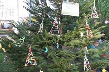 OTROCI OKRASILI SMREČICE V MESTNEM PARKU OTROCI OKRASILI SMREČICE V MESTNEM PARKU