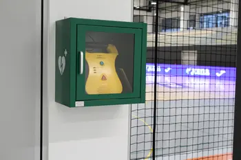 NOV DEFIBRILATOR V NOTRANJOSTI ŠPORTNE DVORANE TREBNJE