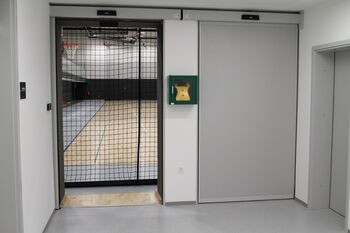 NOV DEFIBRILATOR V NOTRANJOSTI ŠPORTNE DVORANE TREBNJE