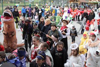 ZABAVNO IN RAZIGRANO PUSTNO RAJANJE NA VELIKI LOKI