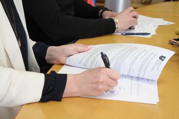 PODPIS POGODBE ZA OBNOVO VODOVODNIH ODSEKOV PODPIS POGODBE ZA OBNOVO VODOVODNIH ODSEKOV