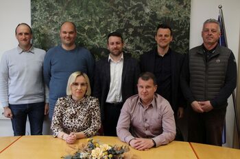 SKORAJ MILIJON EVROV ZA OBNOVO IN GRADNJO OBČINSKIH CEST TER PLOČNIKOV