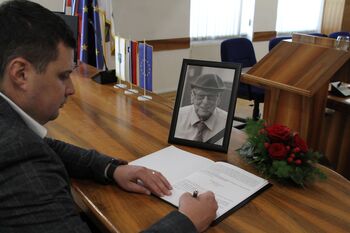 TREBNJE SE JE POKLONILO SVOJEMU ČASTNEMU OBČANU TREBNJE SE JE POKLONILO SVOJEMU ČASTNEMU OBČANU