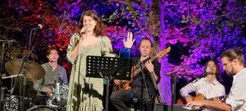 Umetne rože vržem stran Umetne rože vržem stran