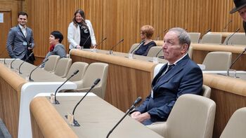 SLOVESNA PODELITEV PLAKET DRŽAVNEGA SVETA