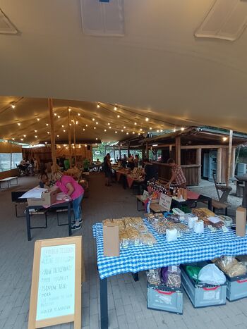 Sejem domačih dobrot v kampu Menina