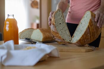 Zbiramo stare jedi: domači kruh (Francka Dolinar)