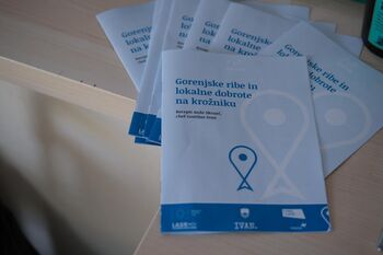 Kranjski otroci in kuharji pripravljali ribje jedi Kranjski otroci in kuharji pripravljali ribje jedi